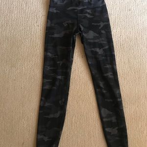 Athleta girls leggings size 14 black camo